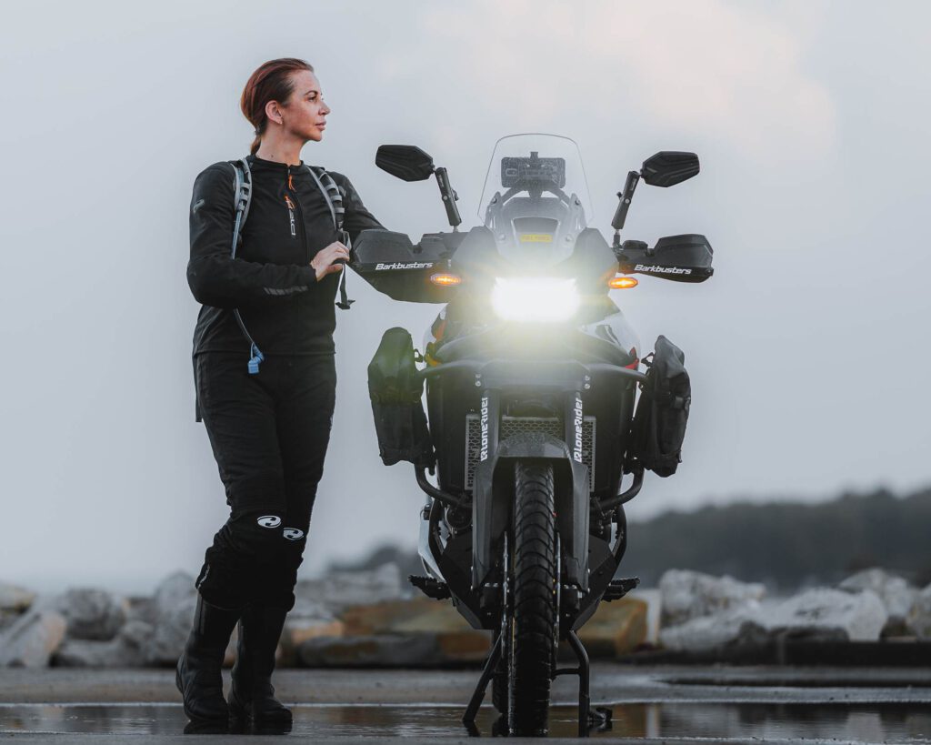 Sandra mit Ihrer Honda Transalp - bei jedem Wetter unterwegs.