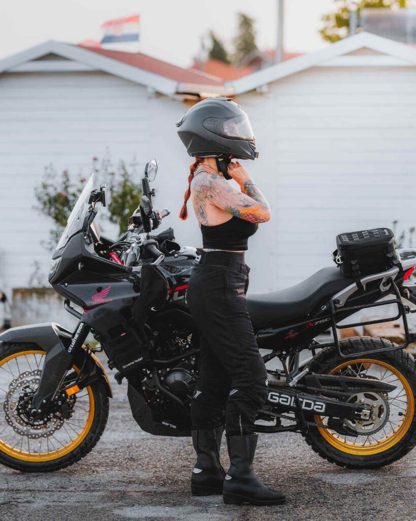 Sandra ist eine der Motorradfahrerinnen, die sich in Honda verliebt aben.