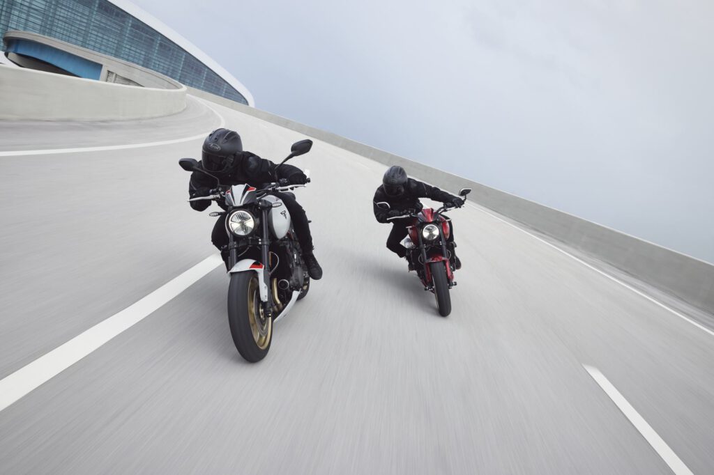 Zwei Triumph Trident 800 auf freier Straße