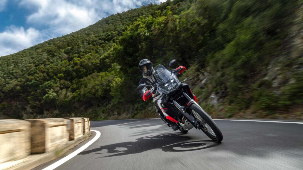 Mit der schräglagenempfindlichen Traktionskontrolle sicher durch die Kurven.