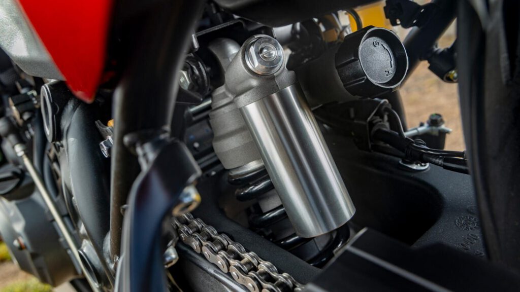 Die voll einstellbare KYB Monocross-Hinterradaufhängung