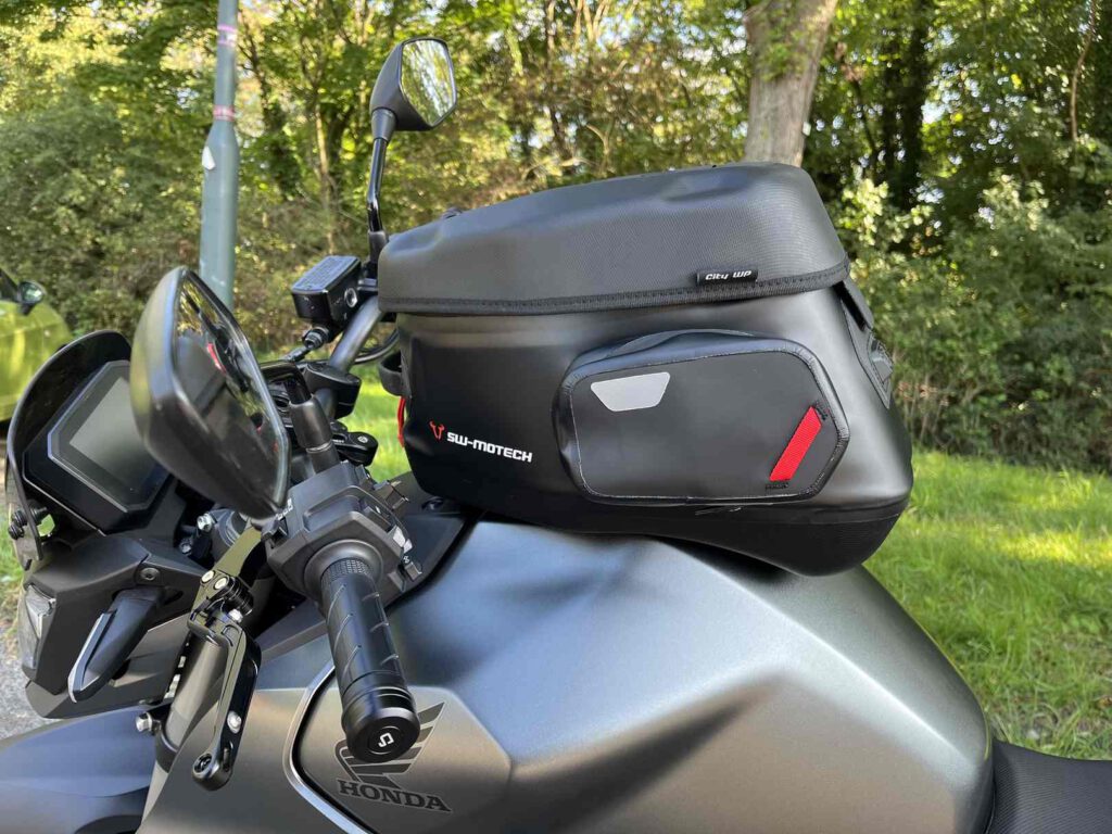 SW-Motech Tankruksack City WP auf Honda Hornet