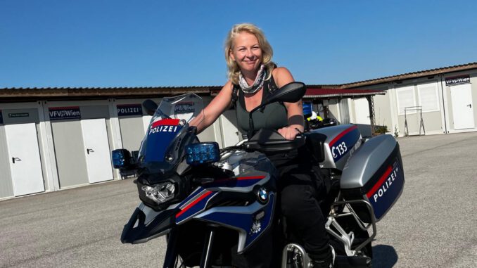 Dani kann alles fahren, auch die Polizei BMW