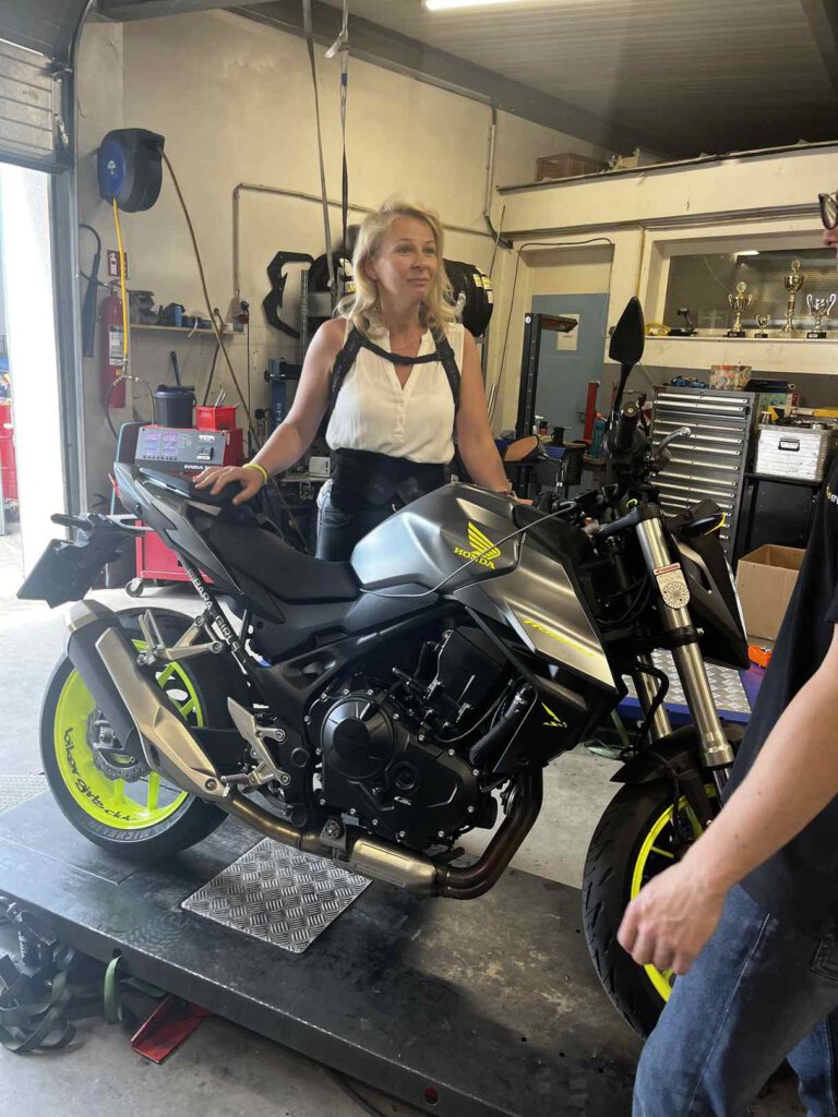 Dani beim Schrauberworkshop mit ihrer Honda und ihrem BikerGirlsClub