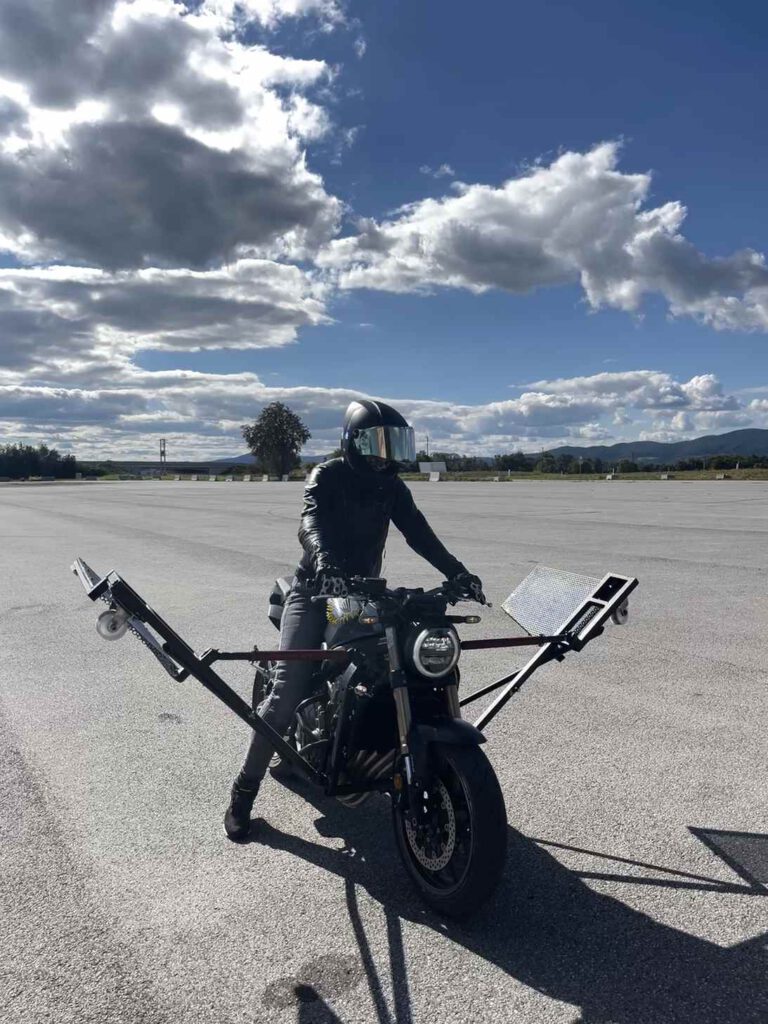 Daniela Bara mit Wingbike beim Schräglagentraining.