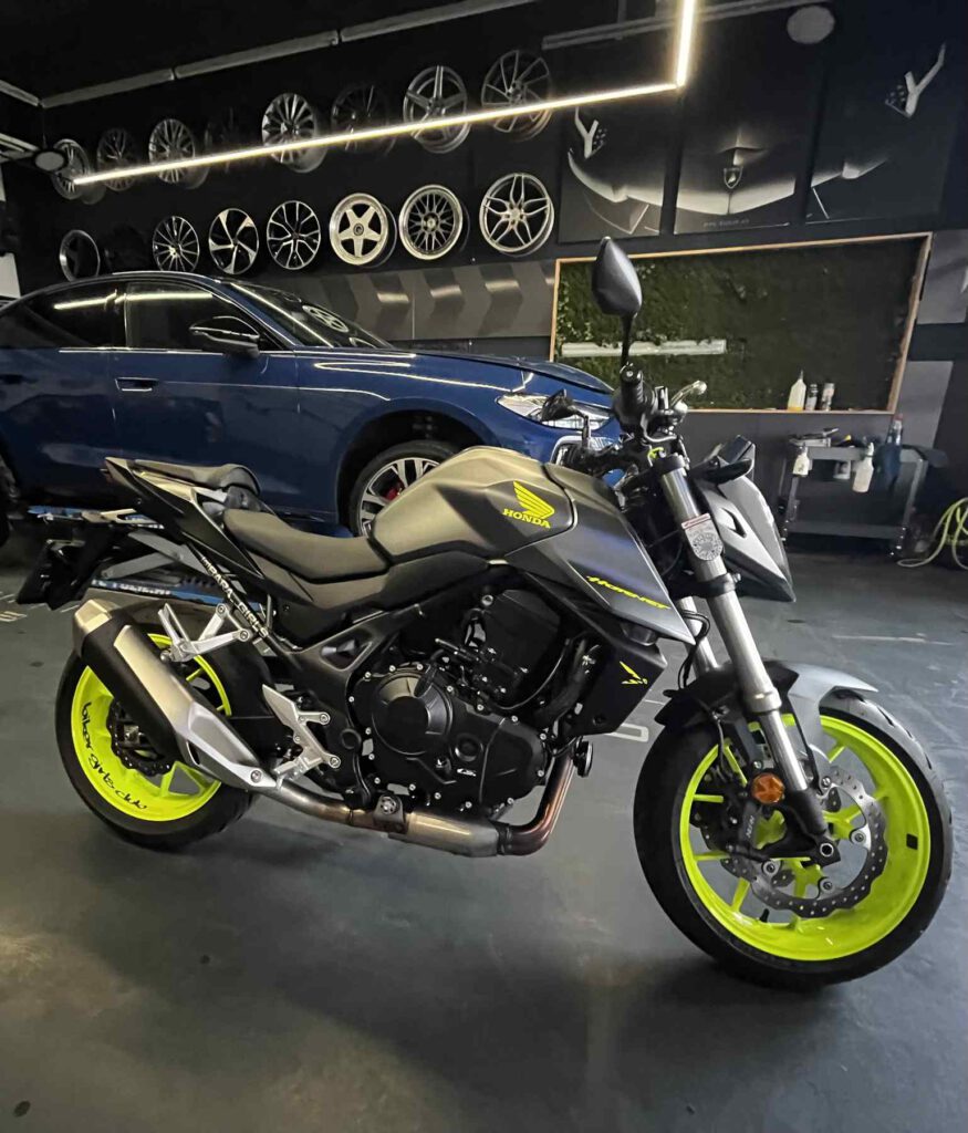Danielas Honda CB750, nur echt mit Felgen in Neongelb.