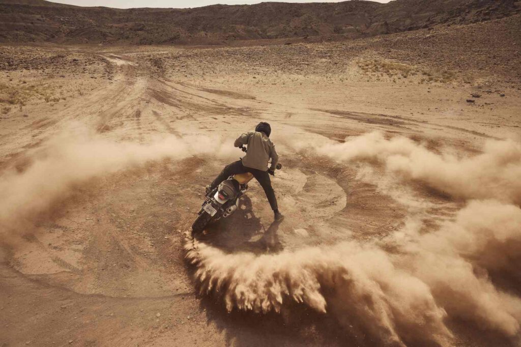 Triumph Scrambler 900 Doughnut im Staub.