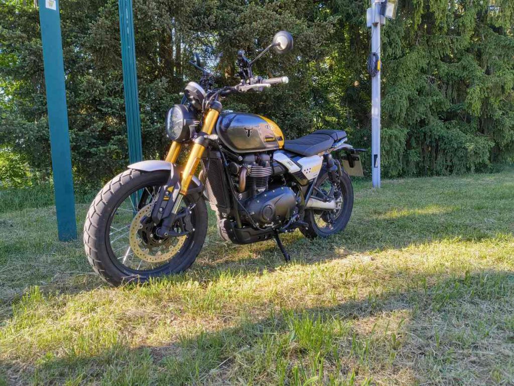 Triumph Scrambler 900 offroad auf der Wiese