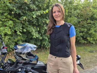 Kühlweste von ecooline beim motorradfahren im Hochsommer
