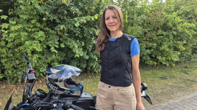 Kühlweste von ecooline beim motorradfahren im Hochsommer