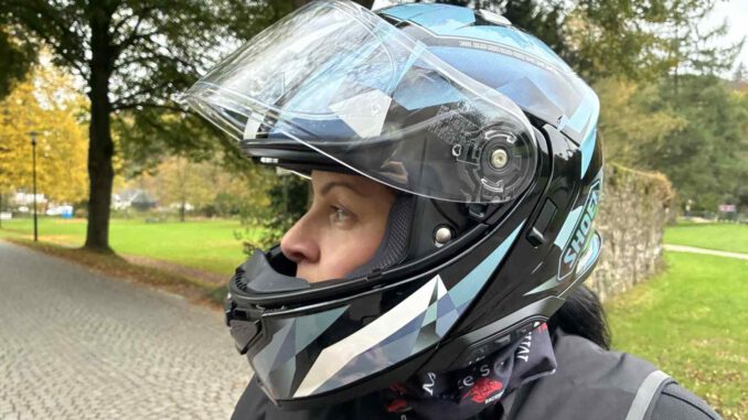 Shoei Klapphelm Neotec 3 im Test bei SHE is a RIDER mit Lou