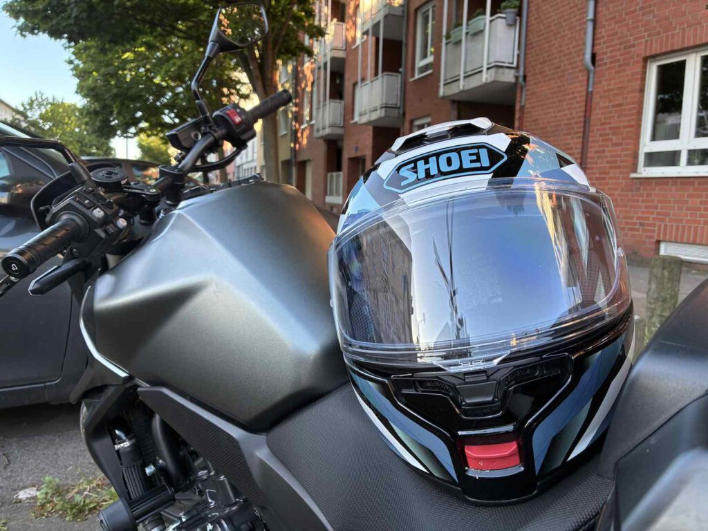 Shoei Klapphelm Neotec 3 im Test bei SHE is a RIDER