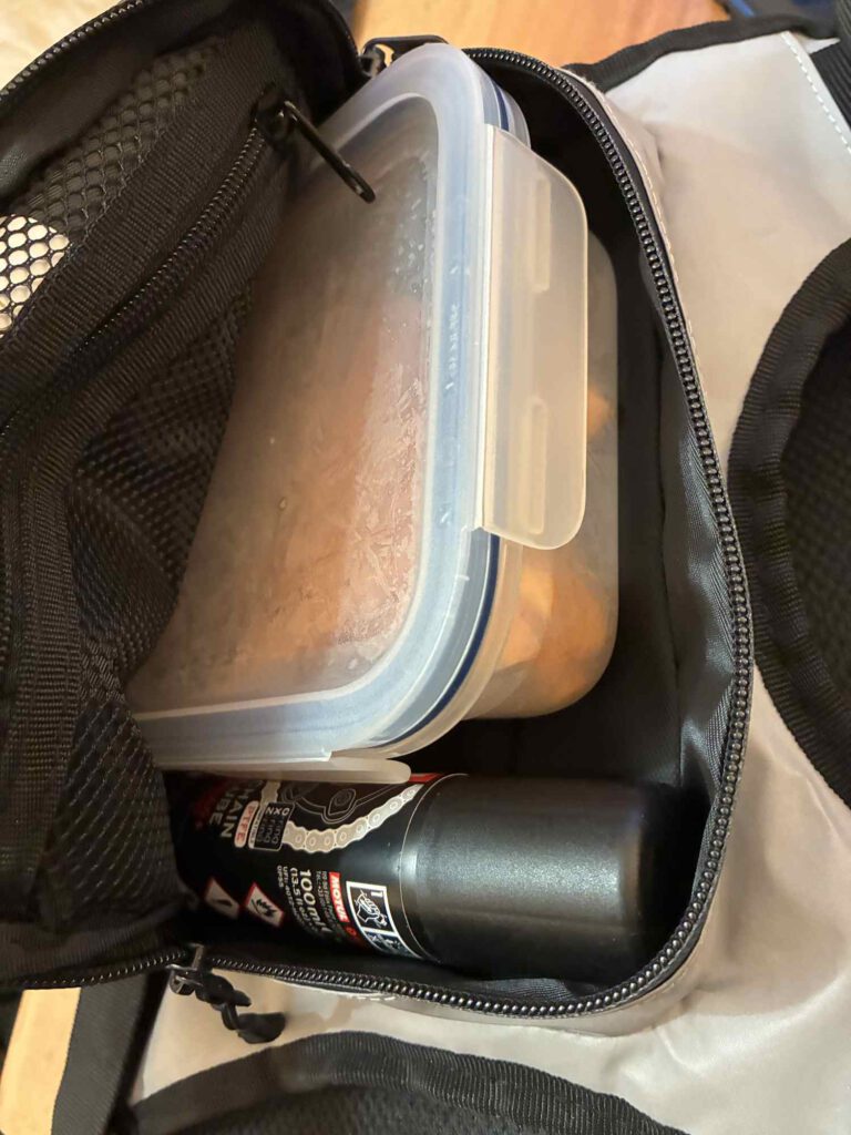 Stullen und Kennspray in der Chest Rig sicher verstaut