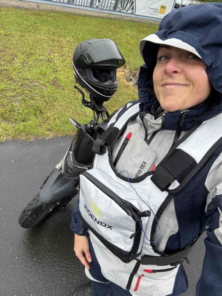 Brusttasche Ridenox im Regen