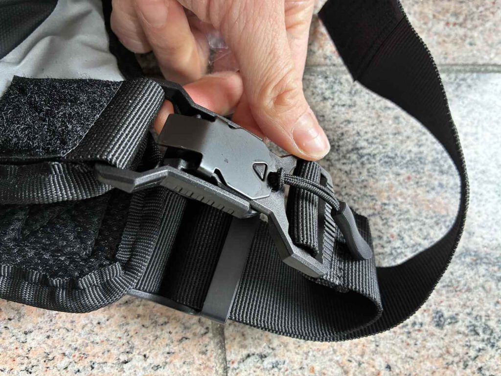 Magnetische Verschlüsse halten die Chest Rig