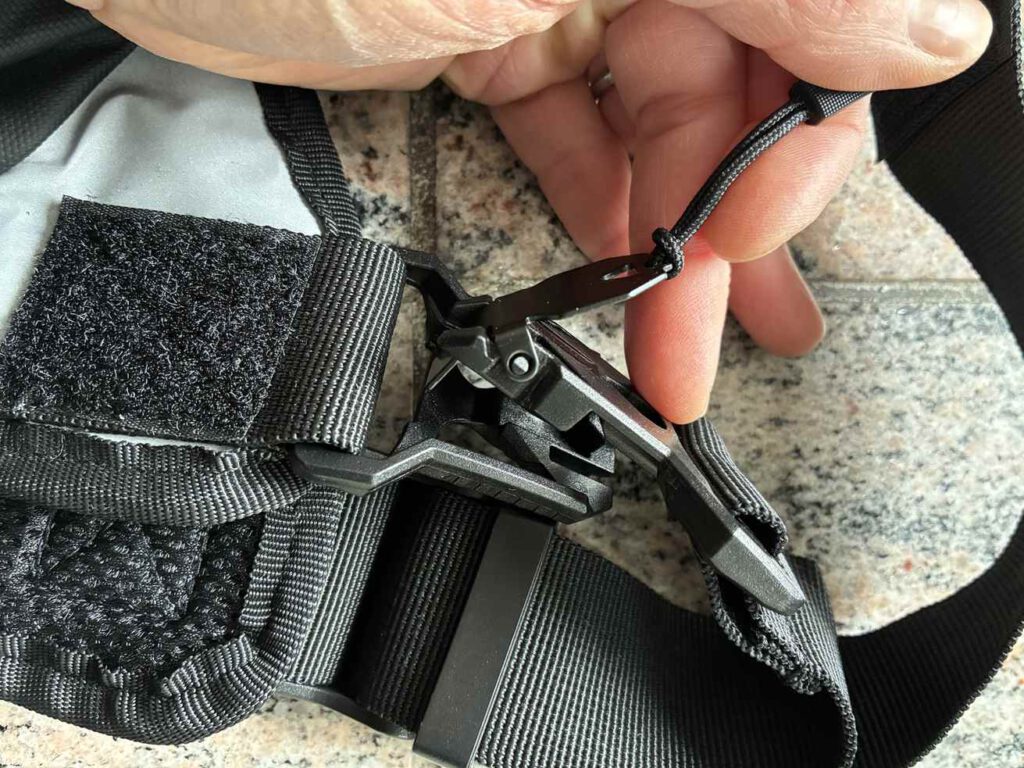 Öffnung der Verschlussmechanik an der Chest Rig