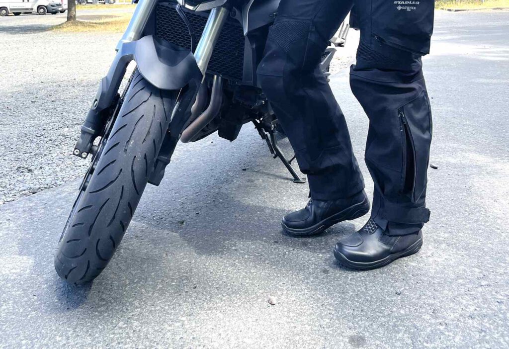 Motorradstiefel auch neben dem Motorrad bequem