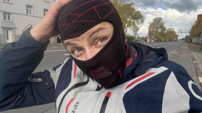 Held Funtionsunterwäsche im Set aus Sturmhaube, Shirt und Langer Unterhose.