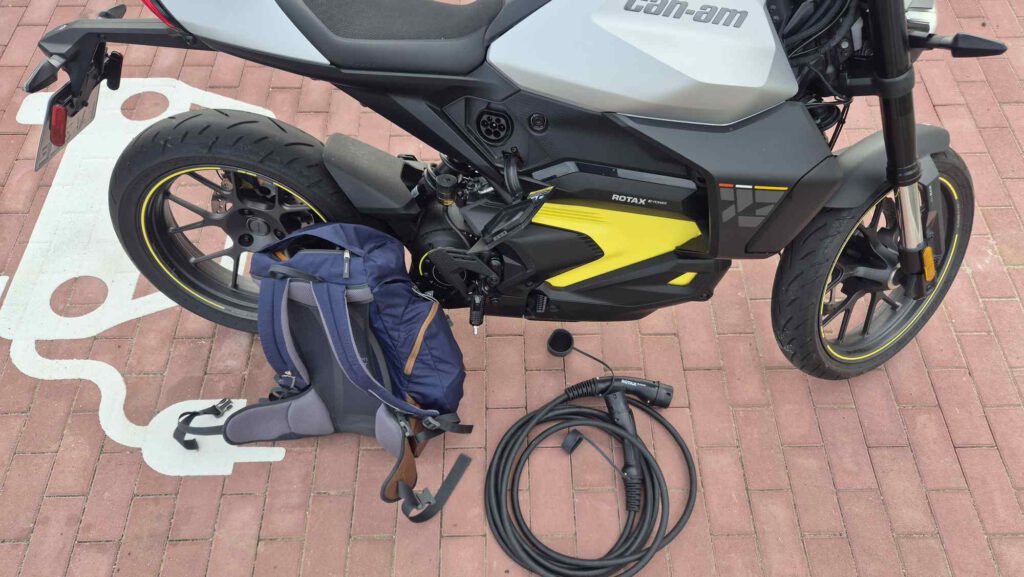 Ladekabel in den Rucksack