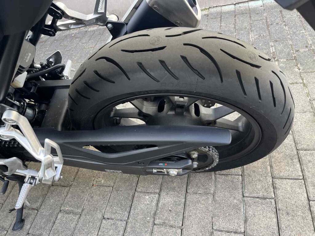 Metzeler Roadtec 02 Hinterreifen auf der Honda