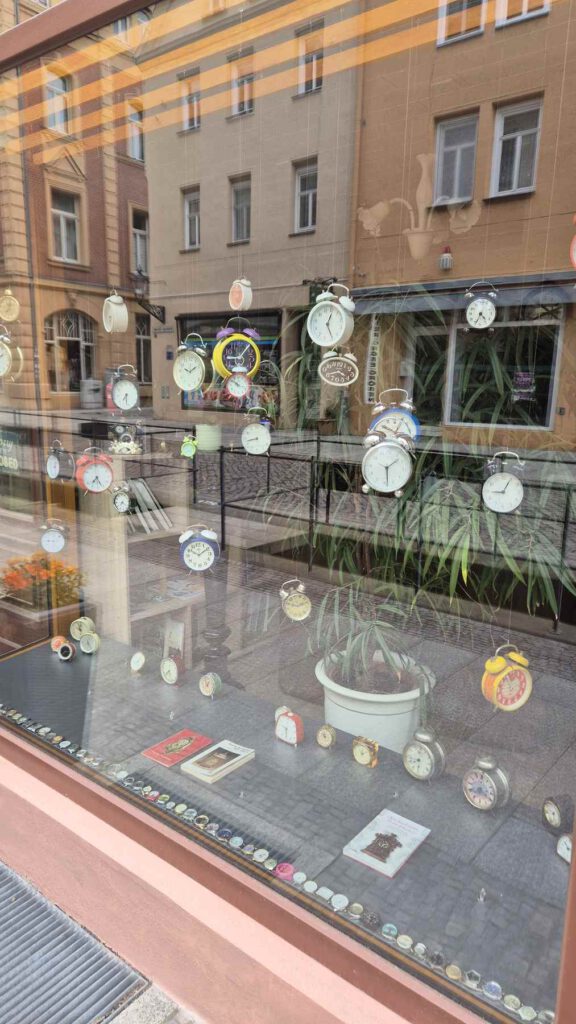 Schaufenster mit Uhren.