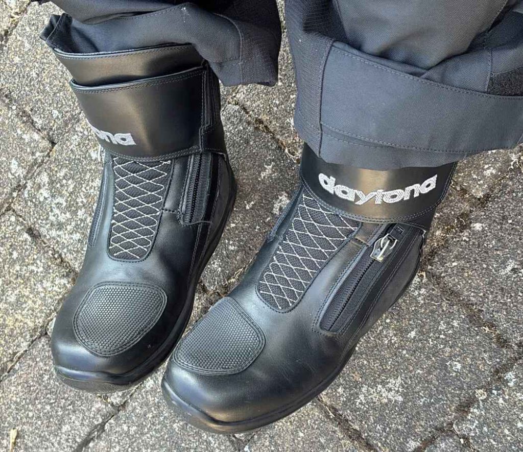 Zwei Zipper am  Motorradstiefel